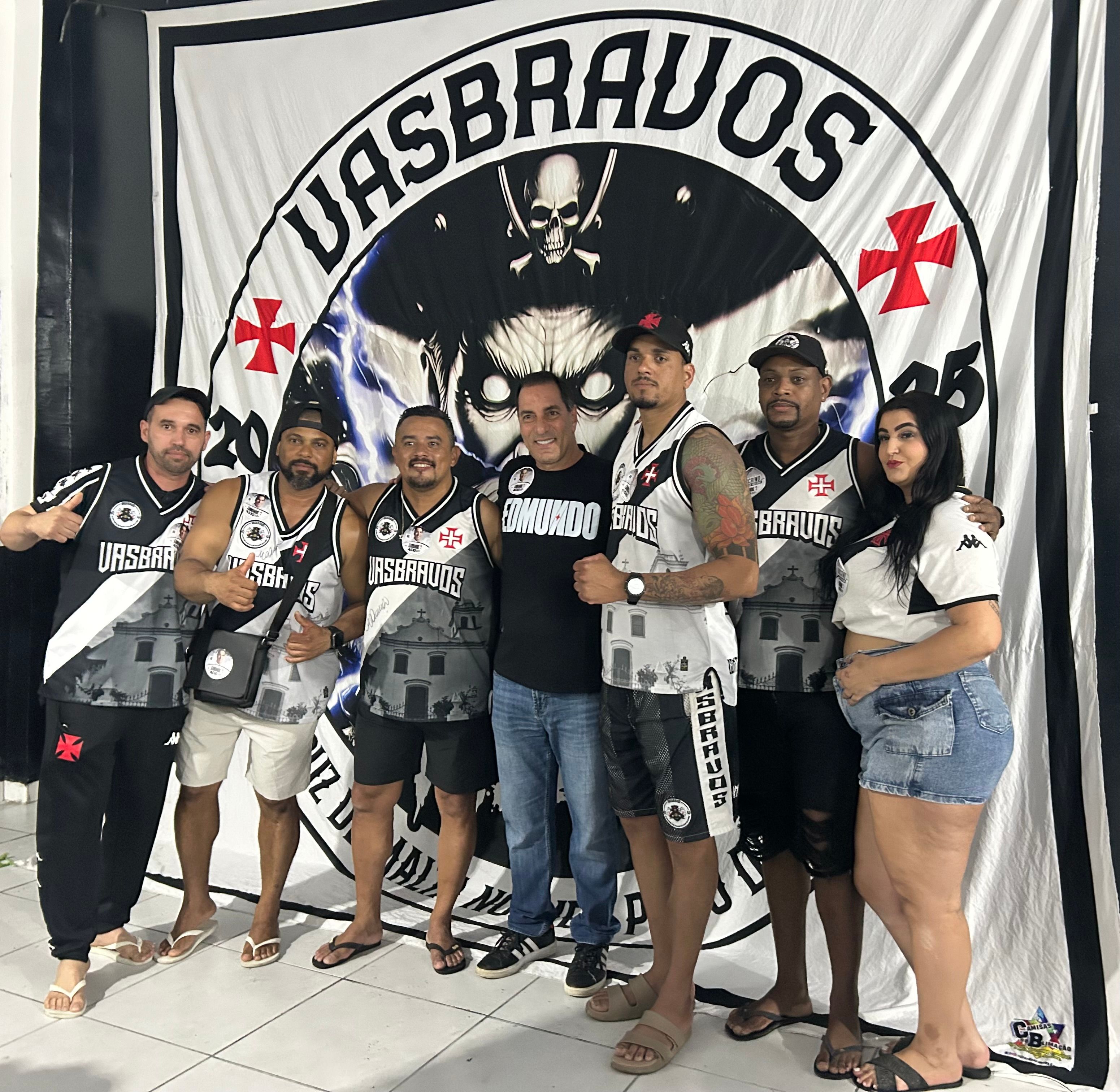 “Eu levo a Cruz de Malta no meu peito desde que eu nasci”: VasBravos reúne torcida em Duque de Caxias e recebe Edmundo em grande encontro